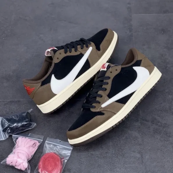 Men’s Travis Scott x Air Jordan 1 Low Shoes