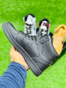 Nike Air Jordan 1 (BLACK)