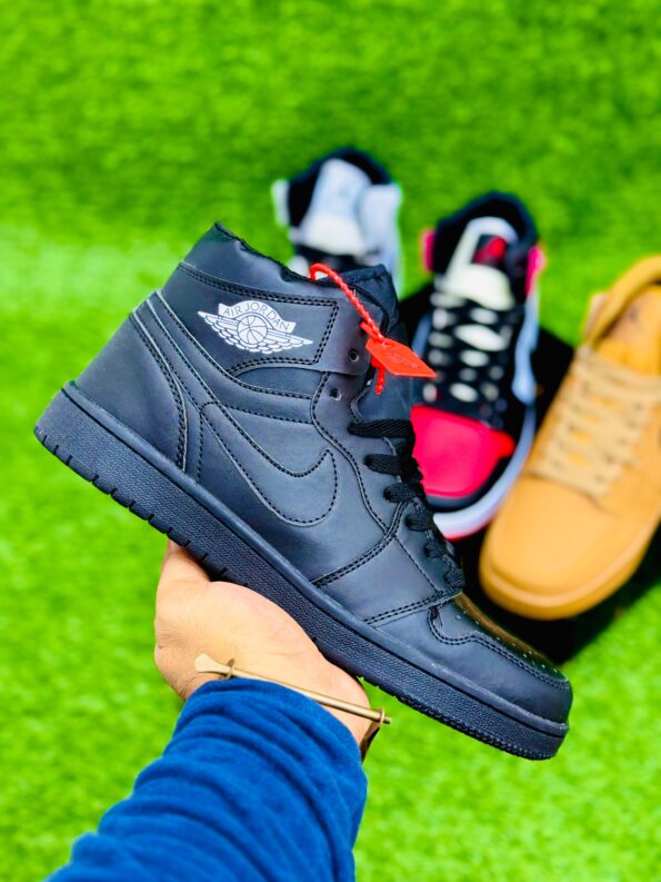 Nike Air Jordan 1 (BLACK)